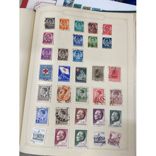 366 - 20 stamp albums including New Zealand, Seychelles, Canada, European Union etc