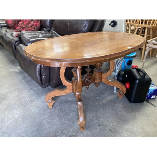 140 - Victorian mahogany Loo table 75H 125W 77D