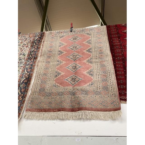 184 - Cream and pink ground Kilim rug 150 x 93cm