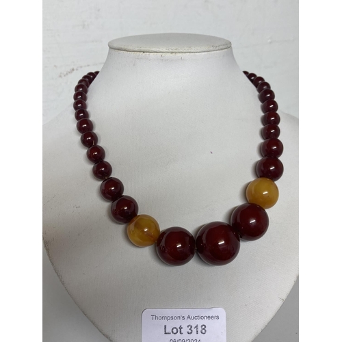 318 - Art Deco cherry amber/Bakelite necklace (40cm, 34g)