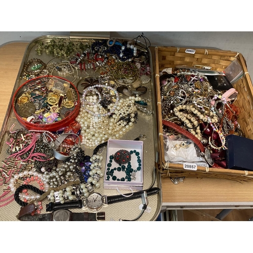 323 - Tray & basket of jewellery & watches inc. badges, medals, pearls, costume, beads, bangles, brooches ... 