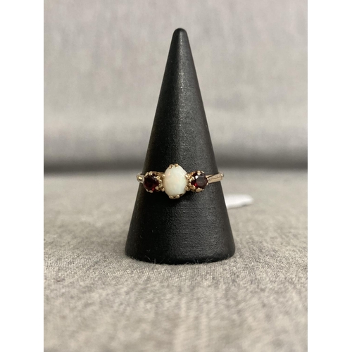 325 - 9ct gold opal set ring (size P)