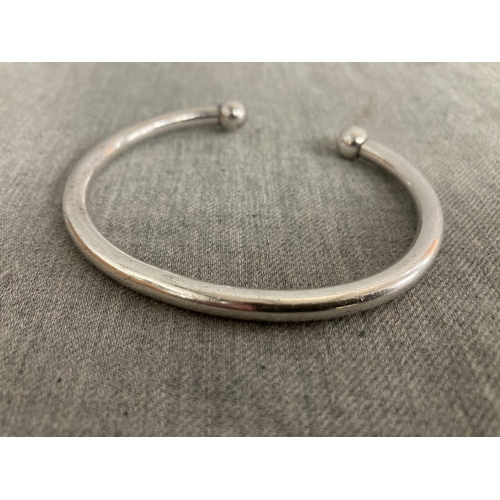 368 - Solid silver bangle