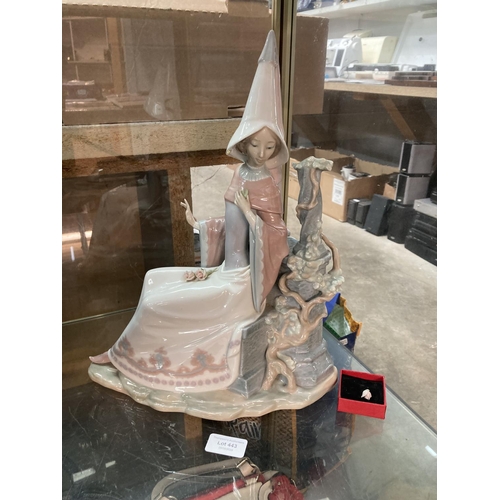 443 - Lladro 4928 'Medieval Lady' (damage to finger & bouquet) 37H