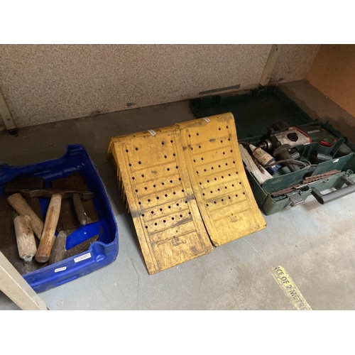 504 - 2 wheel chocks, cased Metabo 2850 hammer drill with bits, box of tools including vintage lump hammer... 