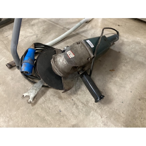 540 - Bosch grinder (no model number) with sanding discs