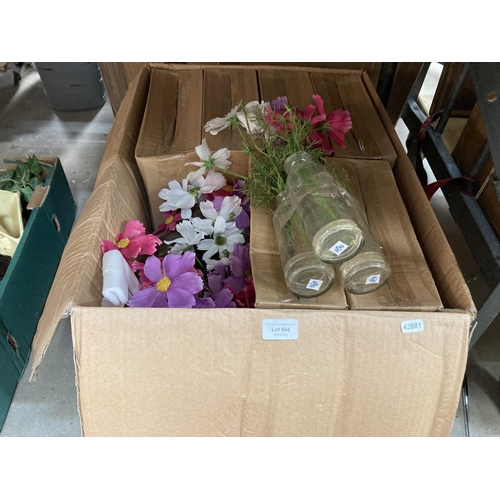 544 - Box of glass flower holders with artificial flowers (24 pieces)