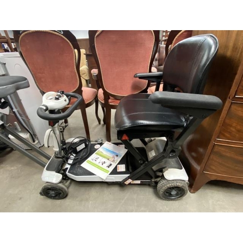 58 - Solax Genie + electric scooter with 2 keys, remote control and instructions (in working order)