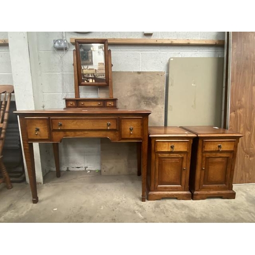 6 - Good quality oak dressing table 82H 51W 105D, matching dressing table mirror and 2 bedside chests 61... 