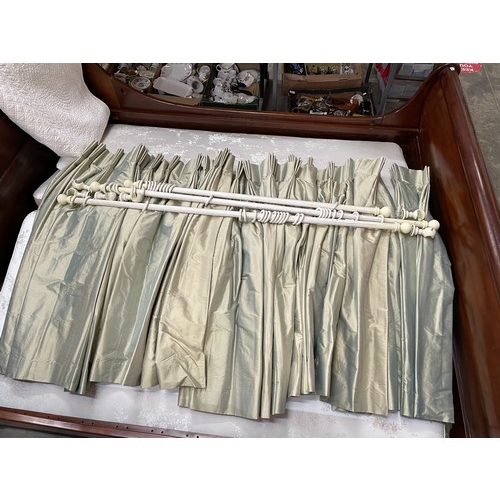 190 - 3 pairs of interlinked curtains (2x 1 1/2 width and 1x 1 width, 49