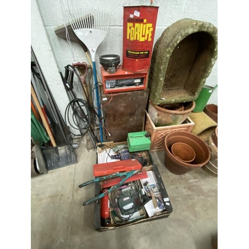 119 - Assorted gardening tools, ABSAAR 18 amp battery charger, vintage Forlife oil can, workshop tools inc... 