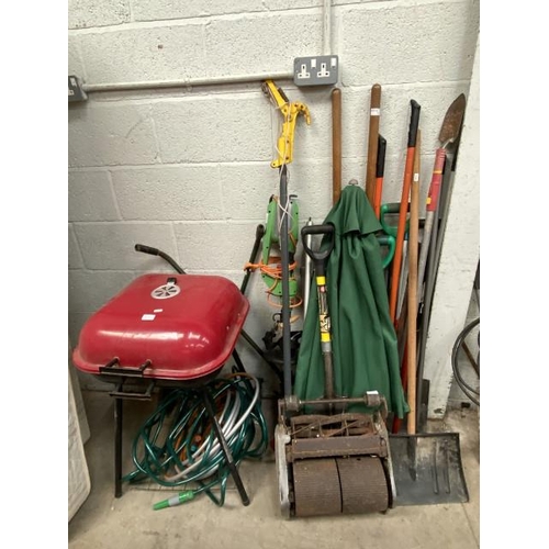 67 - BBQ, assorted gardening tools, snow shovel, Florabest FHL 900 C4 hedge cutter etc