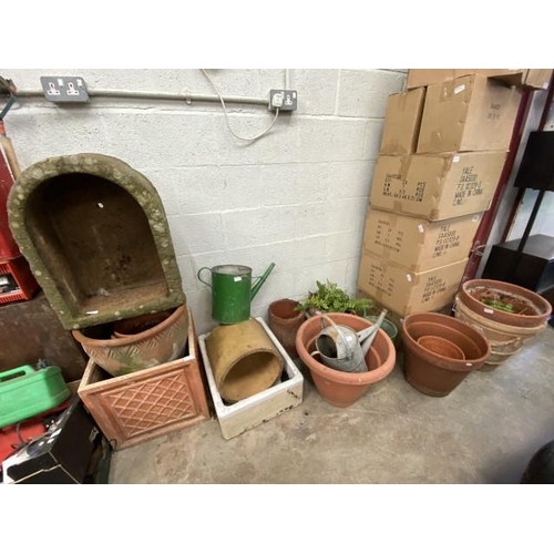 90 - Assorted garden planters in various sizes including terracotta