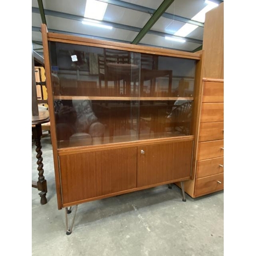 139 - Mid century teak glazed bookcase with 2 doors, sitting on hairpin legs 118H 100W 26D