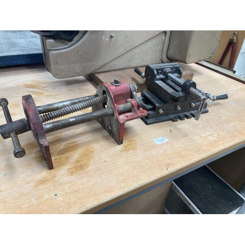 405 - Xy Axis Engineer's vice and a Rededa No 32 quick release bench vice