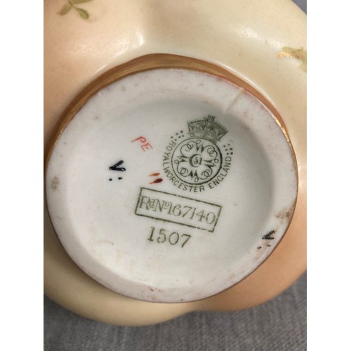 362 - 8 pieces of Royal Worcester blush ivory porcelain, please see photographs for further details