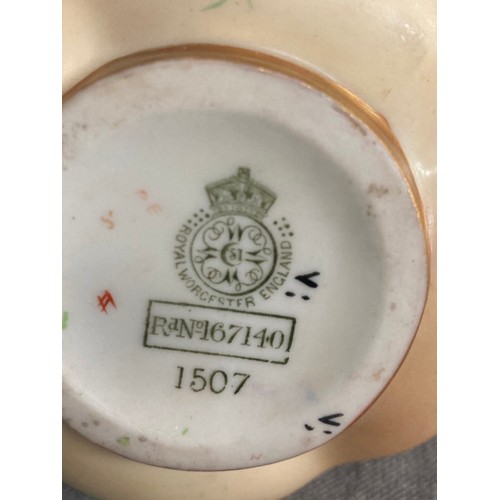 362 - 8 pieces of Royal Worcester blush ivory porcelain, please see photographs for further details