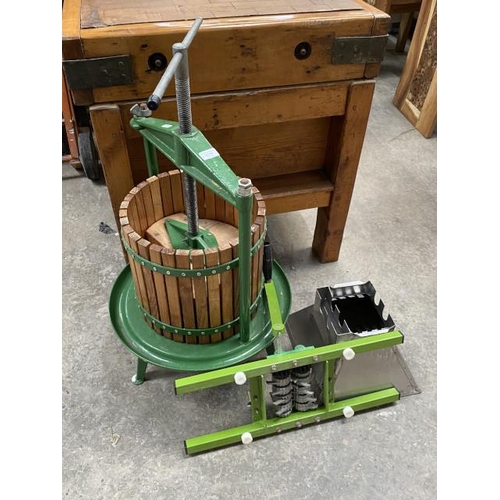 160 - SALINA 12 litre cross beam fruit press and crusher combo