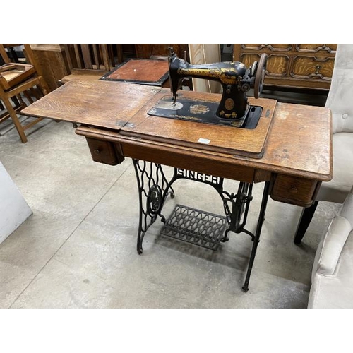 192 - Singer Y466712 sewing machine with treadle base 77H 90W 43D (dates to 1922)