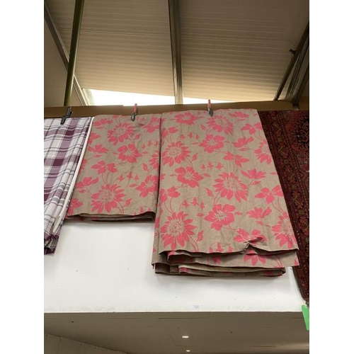 220 - Pair of floral lined curtains 140w x 200d