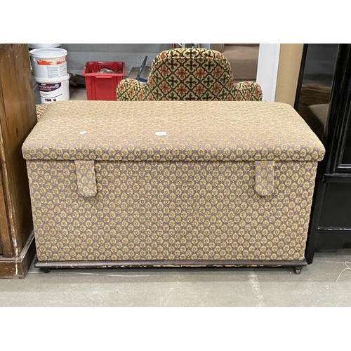 30 - Victorian upholstered blanket box in excellent condition 60H 110W 54D