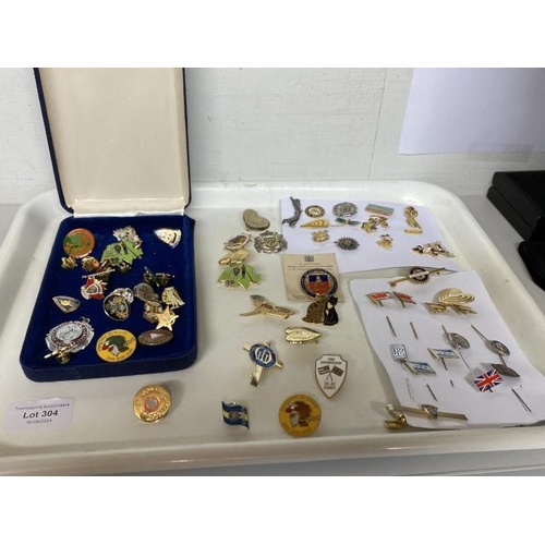 304 - Tray of enamel badges & pins inc. Rolls Royce, Alpha Romeo, shipping company pins inc. N.A.L, VDS et... 