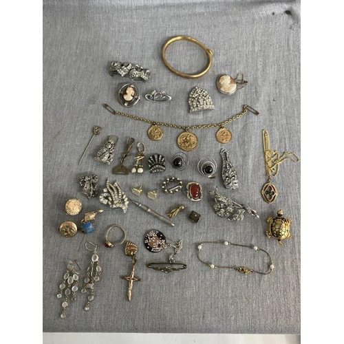 319 - Collection of antique/ vintage jewellery inc. silver,  gold tone, marcasite, cameo, jet, brass etc. ... 