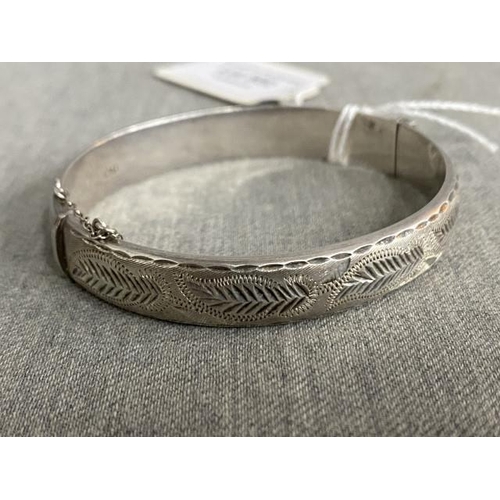 322 - Solid silver hinged hoop bangle