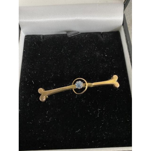 326 - 9ct gold set with topaz bar brooch 0.9g