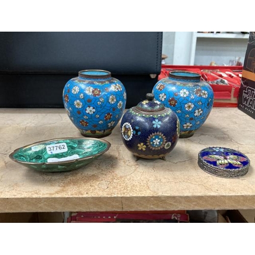 440 - 4 pieces of cloisonne and a malachite pin dish