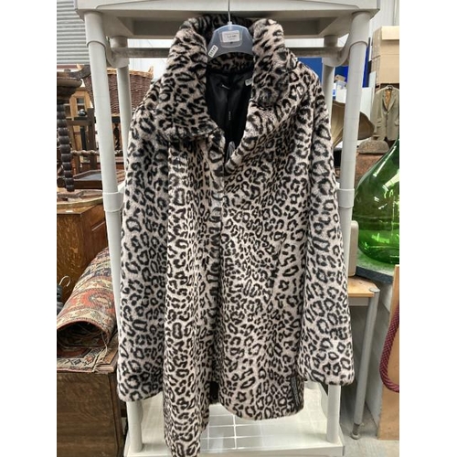 480 - Roman faux fur coat in leopard print size L (new with tags)