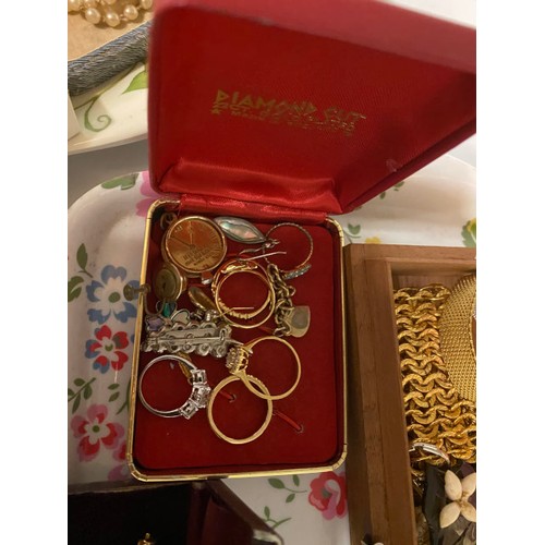 306 - Collection of jewellery inc. Lotus & Elizabethan pearls, cufflinks, Bakelite brooch, gilt jewellery,... 