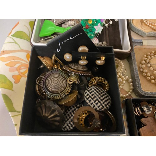 306 - Collection of jewellery inc. Lotus & Elizabethan pearls, cufflinks, Bakelite brooch, gilt jewellery,... 