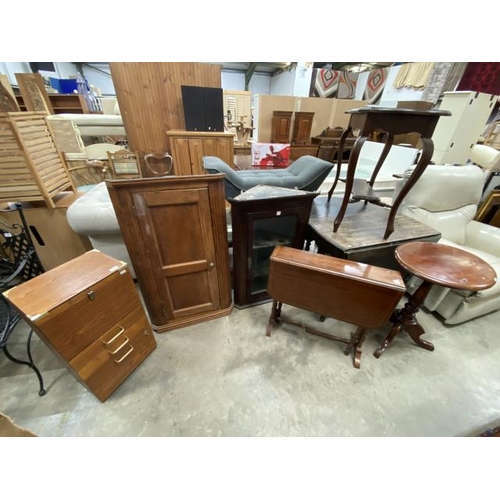 43 - Assorted furniture including a mahogany lamp table 72H 55W 45D, mahogany Sutherland table 69H 72W 16... 