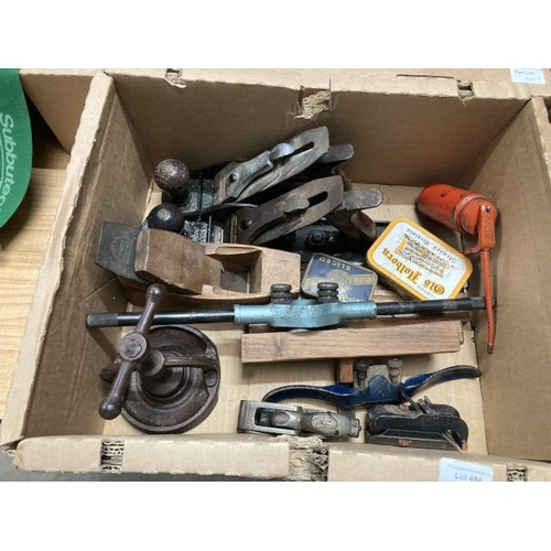 494 - Box of vintage tools inc. 2 Stanley planes No. 4 & 5, Record No. 077A plane, Wesco oil can, spirit l... 