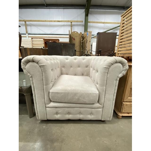 60 - Grey upholstered button back 'Chesterfield' club chair 78H 106W 80D