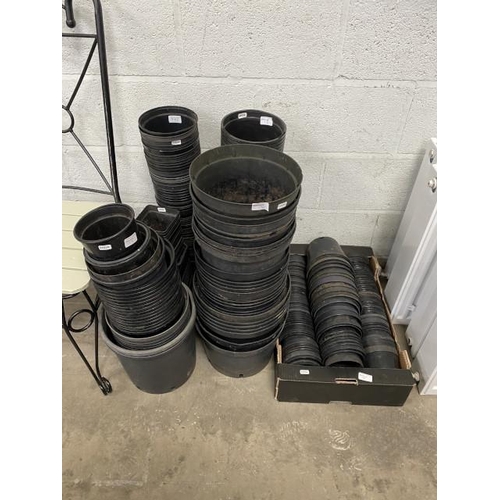 13 - Approximately 280 plastic plant pots - in various sizes