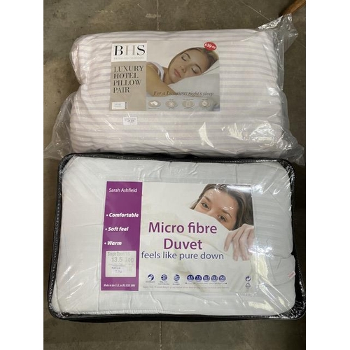 235 - Sarah Ashfield micro fibre duvet (single 13.5 tog) and a pair of luxury hotel pillows (new)