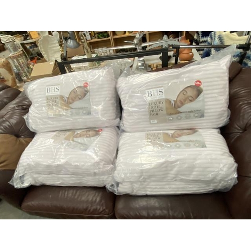 239 - 4 pairs of luxury hotel pillows (new)