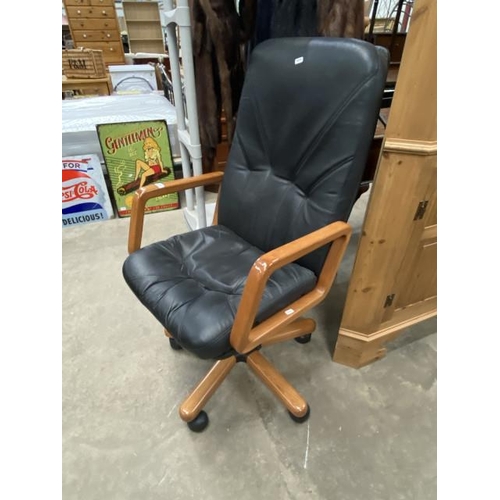 255 - Beech framed swivel office chair 58W