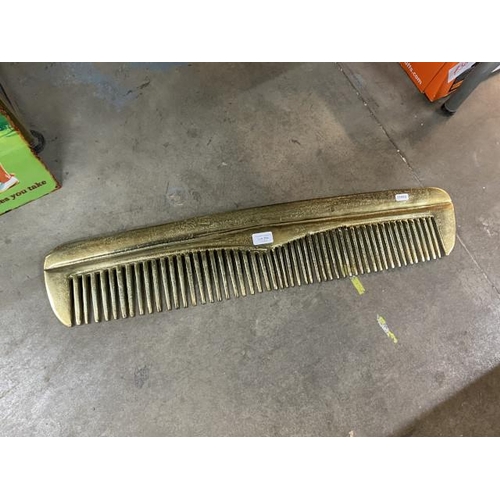 284 - Oversized gilt metal display comb, ideal for barbers or hairdressers, NEW 17x78cm