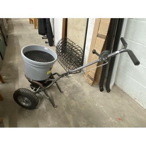 15 - The Handy 22kg Push Spreader