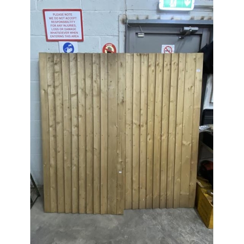 21 - Pair of wooden garden gates 175 x 90cm