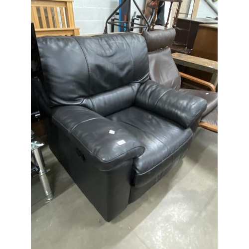 42 - Manual reclining black leather armchair 86H 100W 80D