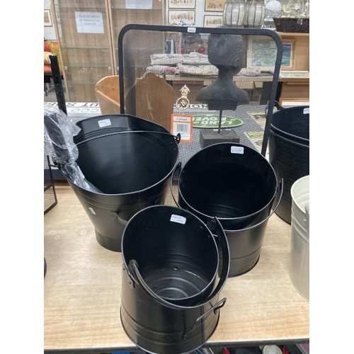 475 - Inglenook fireguard, black metal coal bucket with shovel and 2 graduated coal scuttles (NEW)