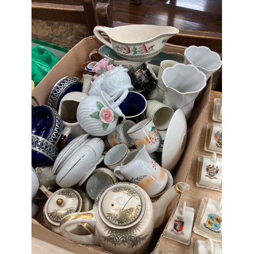 460 - 107 miniature crested ware cheese dishes (1 base missing, slight damage to some) including Arcadian,... 