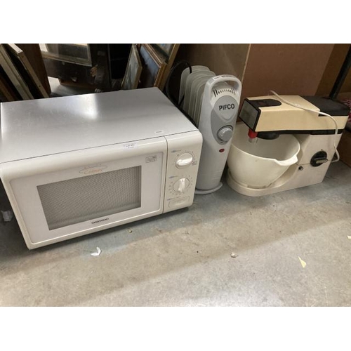 483 - Daewoo microwave, Kenwood chef & small Pifco oil filled radiator