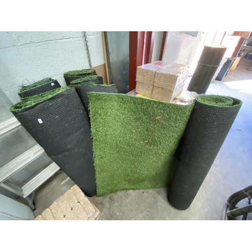 100 - 5 rolls of artificial grass (in various lengths)