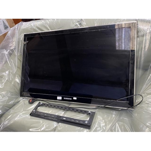 36 - Samsung UE40C6000RKXXU TV with power lead and wall bracket (no remote)