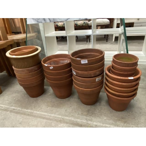 96 - 25 terracotta planters & 1 glazed planter (in various sizes)